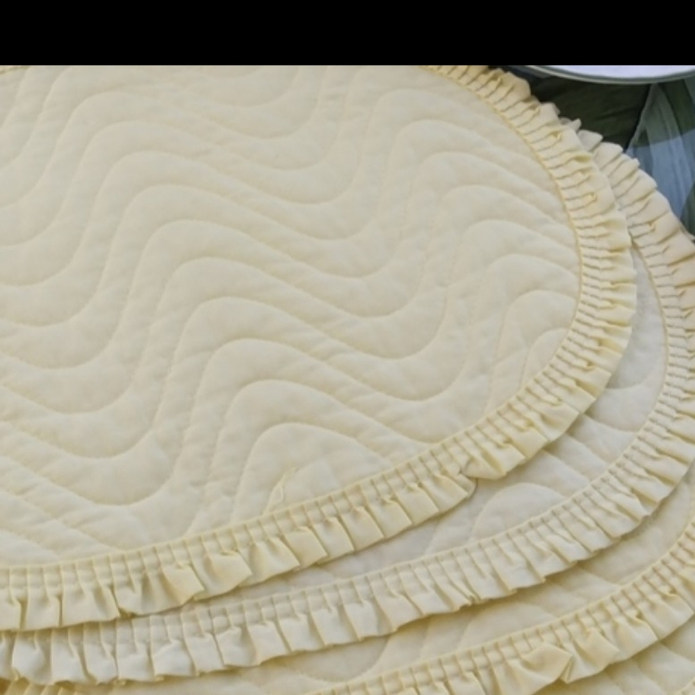 A set of 4 Vintage Oval Light Yellow Placemats